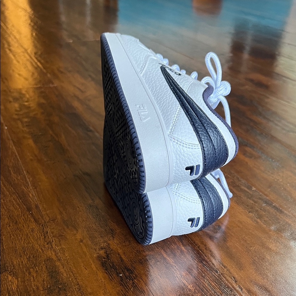 Fila Kids White and Navy Sneakers SIze 1 Youth - Picture 6 of 11